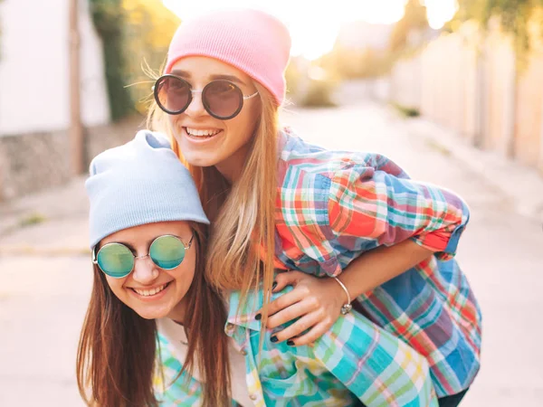 Jeunes filles en chemises dans la rue — Photo