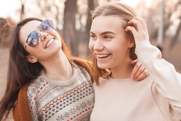 Giovani donne stanno camminando all'aperto — Foto Stock