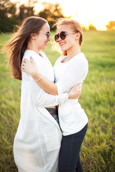 Güneş ışığı alan genç kızlar