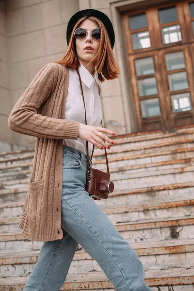 Kadın şehirde bir yolda