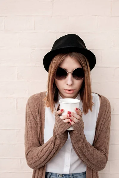 Kağıt bardak kadınla