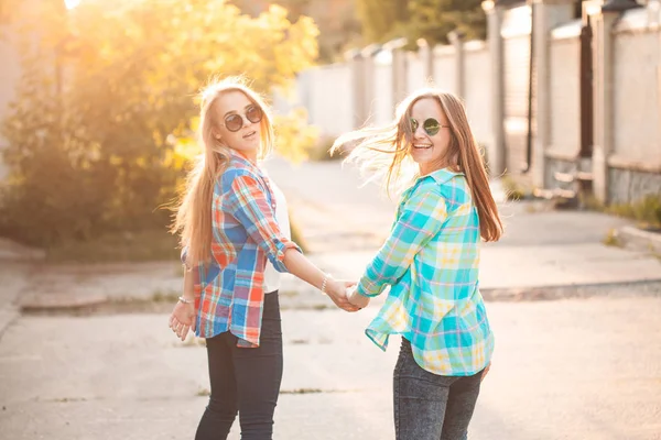 Jeunes filles en chemises dans la rue — Photo