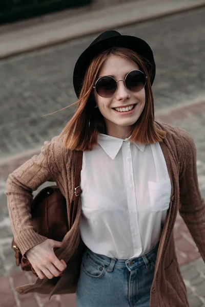 Vrouw op een wandeling in de stad — Stockfoto