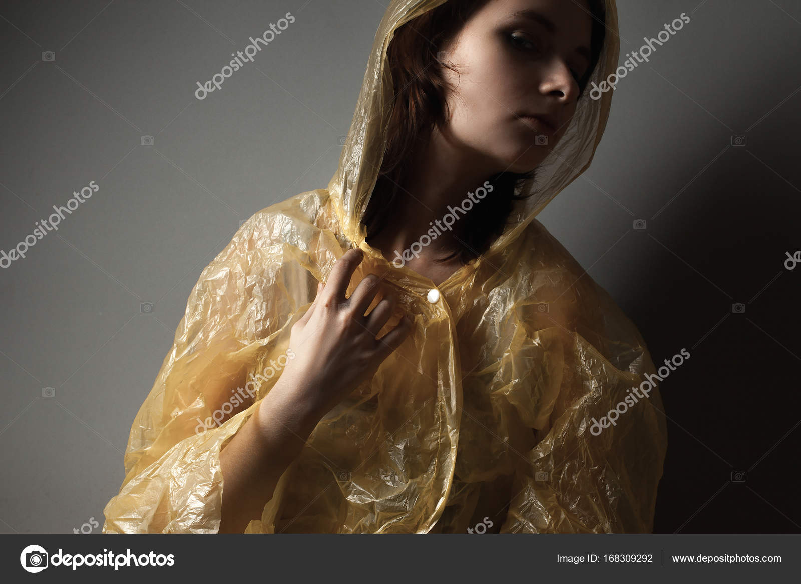 Im — Dima Junge © aslanian168309292 Frau Regenmantel Stockfoto cFKl1J