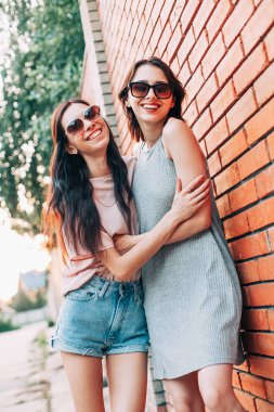 İki genç kadın bir yürüyüş