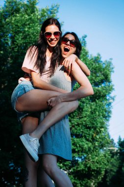 İki genç kadın bir yürüyüş