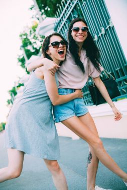 İki genç kadın bir yürüyüş