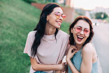 İki genç kadın bir yürüyüş