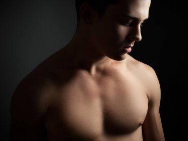 yakışıklı atletik erkek