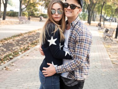 genç bir çift bir yürüyüş