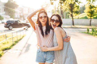 İki genç kadın bir yürüyüş