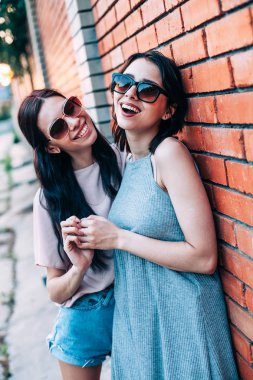 İki genç kadın bir yürüyüş