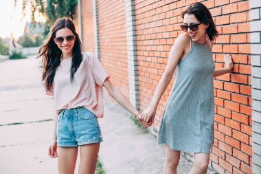 İki genç kadın bir yürüyüş