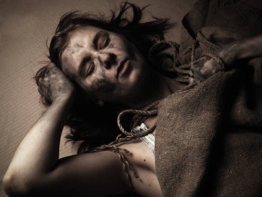 Genç kadın kurum ip ile bulaşmış. 