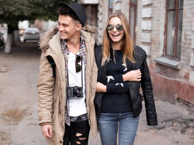 genç bir çift bir yürüyüş