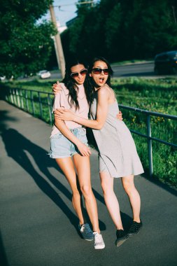 İki genç kadın bir yürüyüş