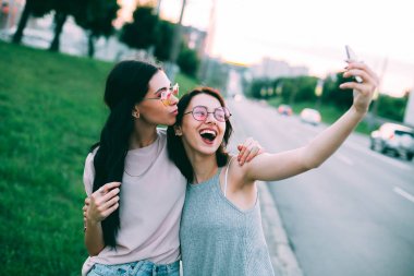 Selfie çeken kızlar.