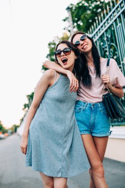 İki genç kadın bir yürüyüş