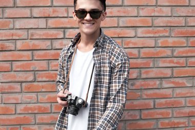 Kamera ile ekose gömlekli adam