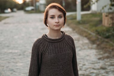 kahverengi kazaklı kız