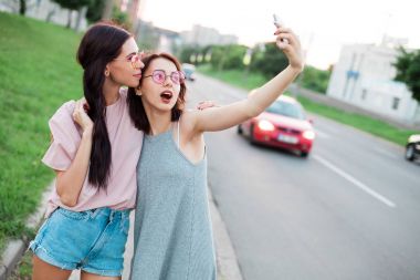 Selfie çeken kızlar.