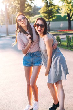 İki genç kadın bir yürüyüş