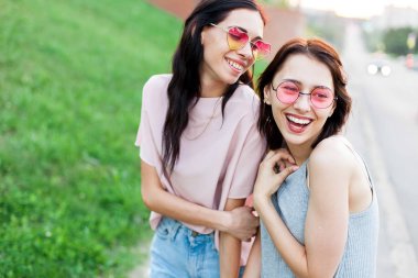 İki genç kadın bir yürüyüş