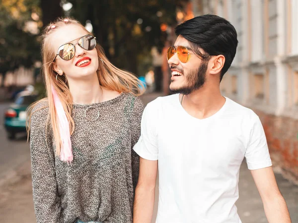 Casal elegante na rua — Fotografia de Stock