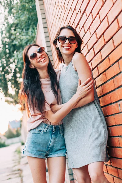 İki genç kadın bir yürüyüş