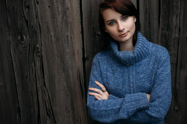Νεαρή γυναίκα στο πουλόβερ — Φωτογραφία Αρχείου