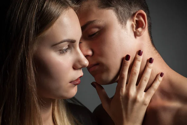 Jovem casal apaixonado — Fotografia de Stock