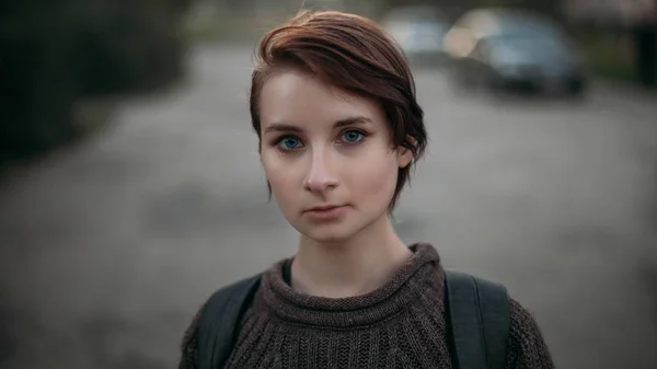 Chica en suéter marrón —  Fotos de Stock