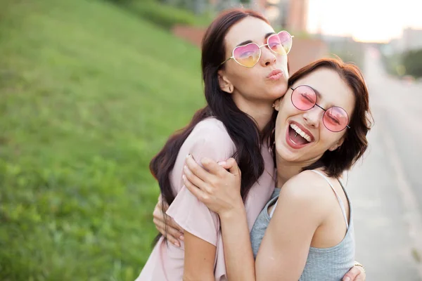 Twee jonge vrouwen op een wandeling — Stockfoto