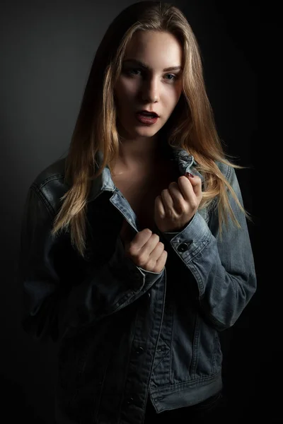 Mulher de jaqueta jeans — Fotografia de Stock