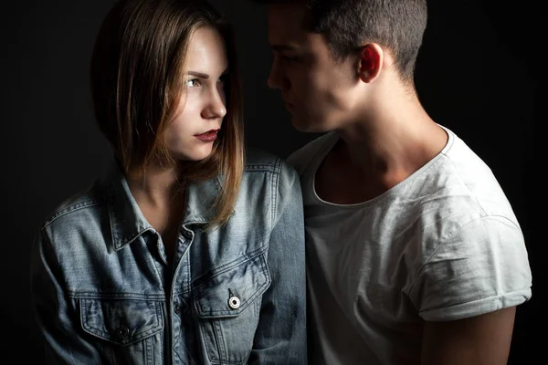 Jovem casal apaixonado — Fotografia de Stock