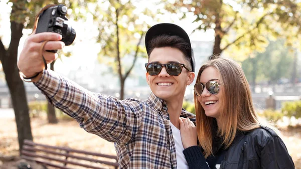 Giovane uomo e donna fare selfie — Foto Stock