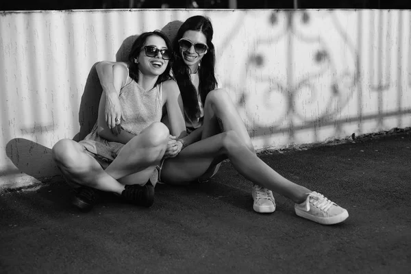 Çit gölgede oturan kadın