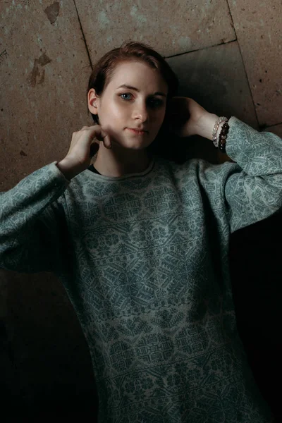 Νεαρή γυναίκα στο πουλόβερ — Φωτογραφία Αρχείου