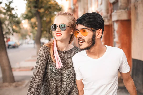 Casal elegante na rua — Fotografia de Stock