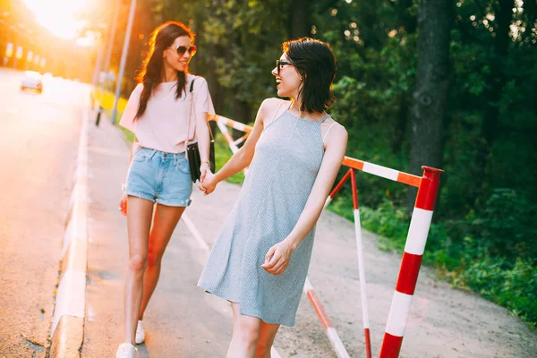 Dwie młode kobiety na spacerze — Zdjęcie stockowe