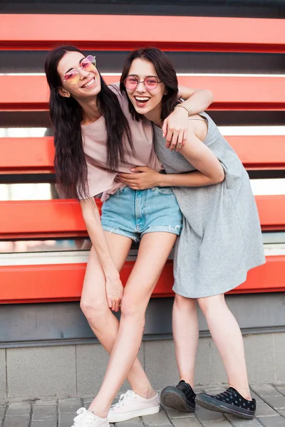 Jóvenes chicas alegres — Foto de Stock