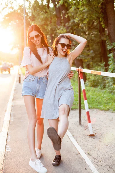 Két fiatal nő egy séta — Stock Fotó