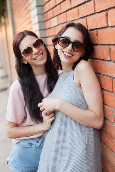 Two young women on a walk — Stock Photo, Image