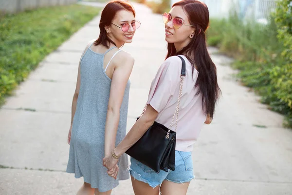 Two young women on a walk — Stock Photo, Image