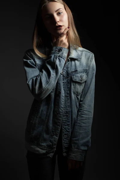 Mulher de jaqueta jeans — Fotografia de Stock