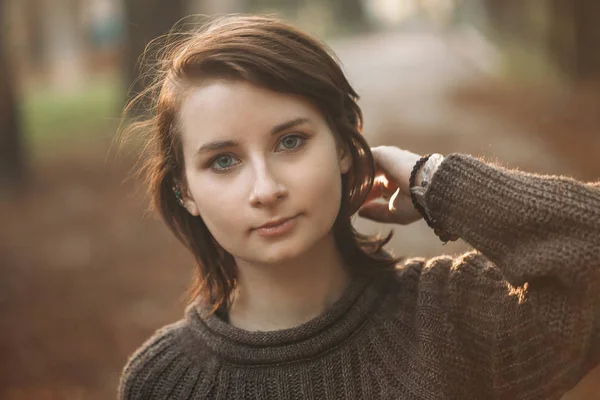 Девушка в коричневом свитере — стоковое фото