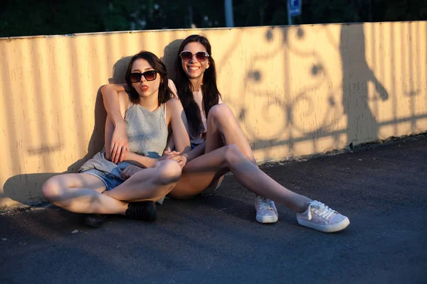 Mujeres sentadas a la sombra de la valla —  Fotos de Stock