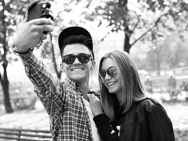 Giovane uomo e donna fare selfie — Foto Stock