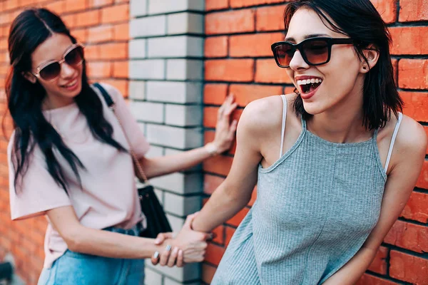 Zwei junge Frauen auf einem Spaziergang — Stockfoto