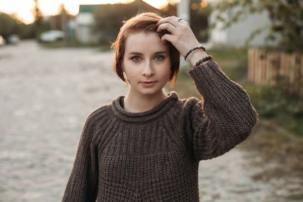 Girl in brown sweater — Stock Photo, Image